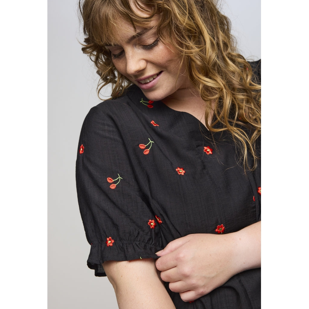 Studio SElma Shirt new sleeve Shirt Black with red berry