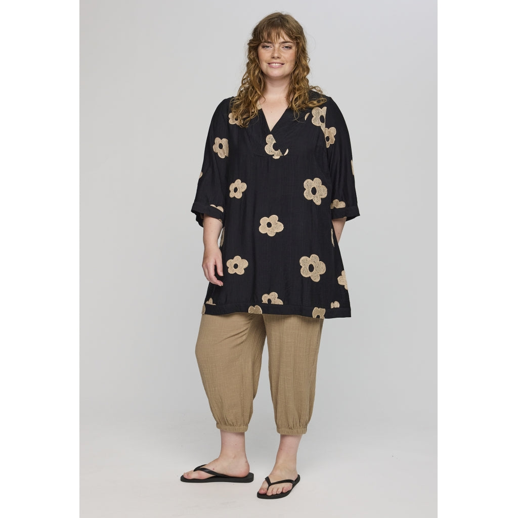Studio SAnnabelle Tunic Tunic Black with sand flowers
