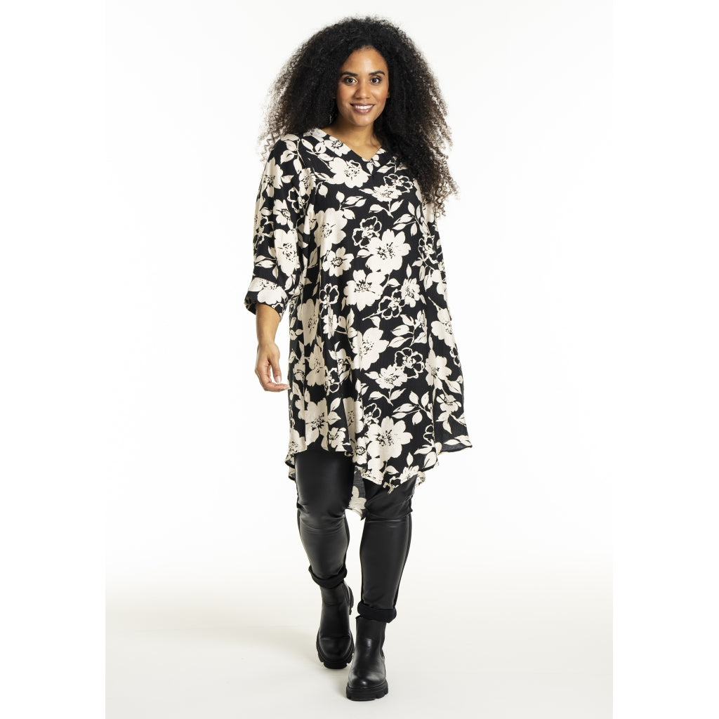 Studio SJuline Tunic Tunic Black with offwhite flower